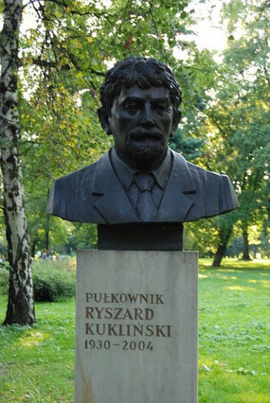 Pomnik płk. Ryszarda Kuklińskiego w Parku Jordana w Krakowie / fot. Skabiczewski / wikipedia