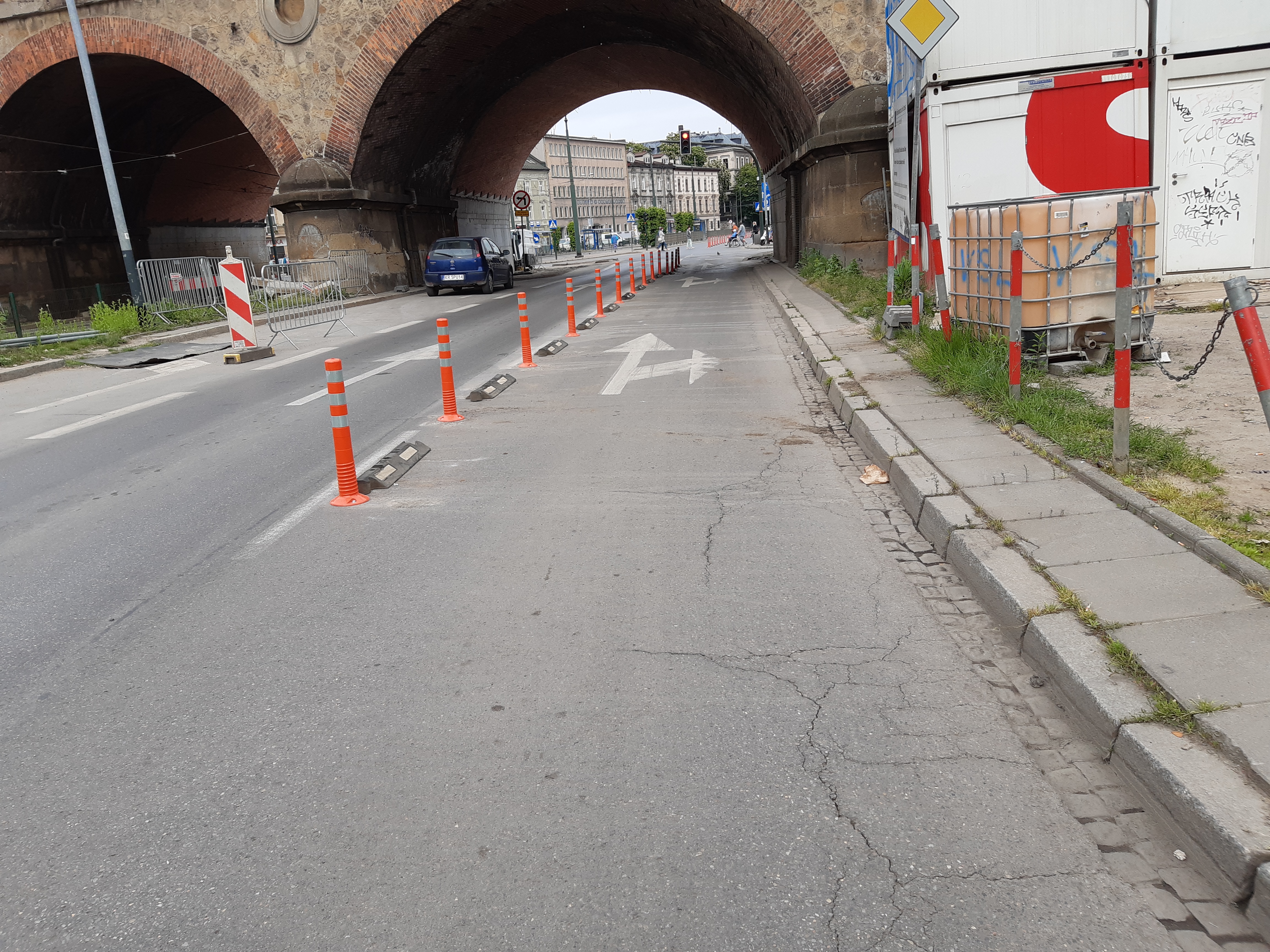 Na Grzegórzeckiej, przy wiadukcie kolejowym, zamontowano już słupki