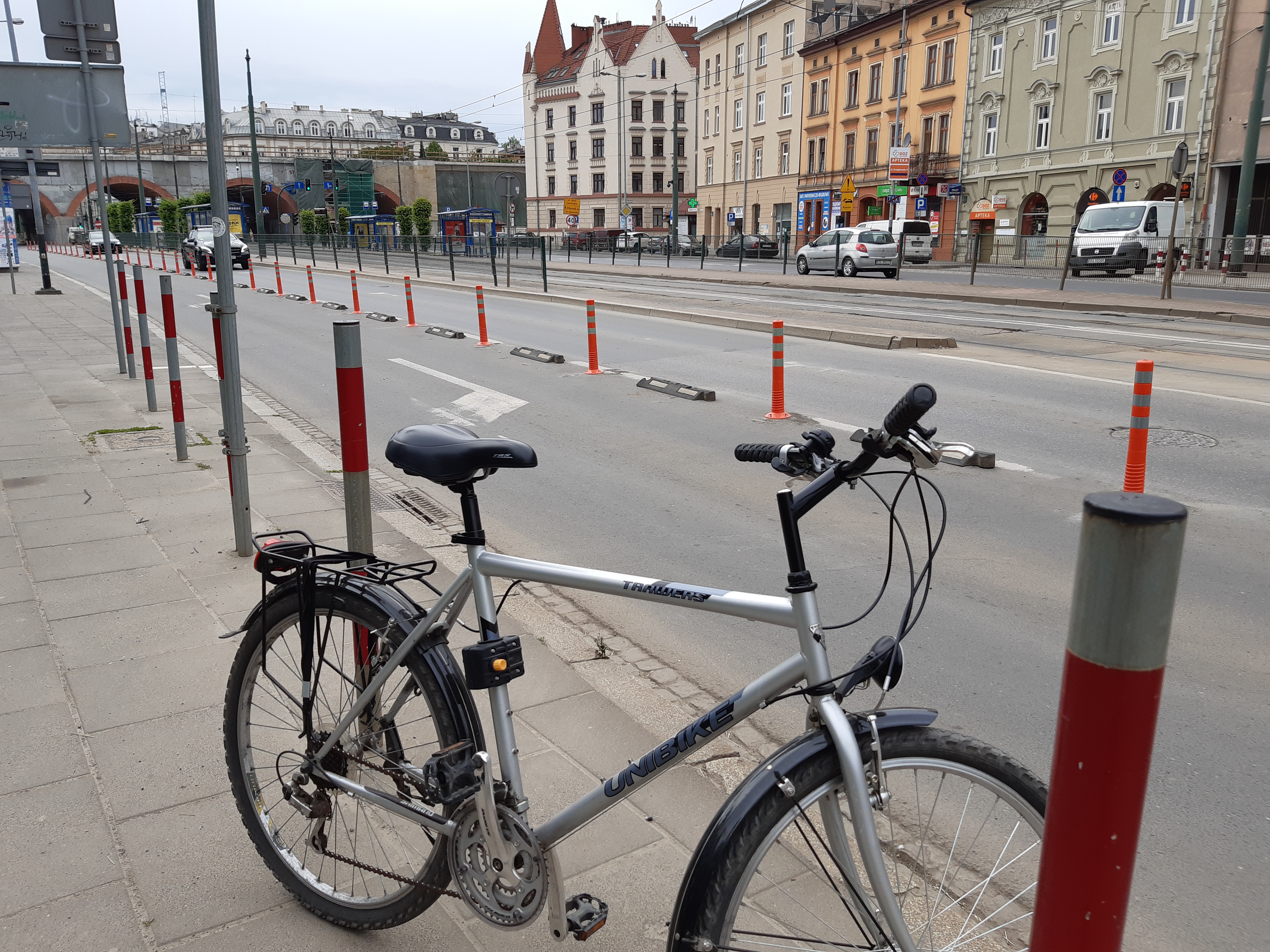 Przy placu targowym też już wydzielono pas dla rowerów.