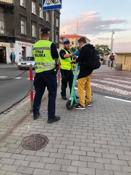 Hulajnogi pod lupą strażników miejskich i policjantów