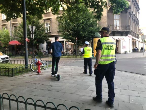 Hulajnogi pod lupą strażników miejskich i policjantów