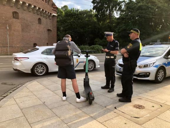 Hulajnogi pod lupą strażników miejskich i policjantów