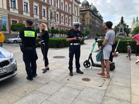 Hulajnogi pod lupą strażników miejskich i policjantów