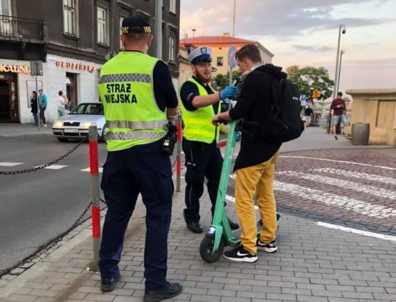 Hulajnogi pod lupą strażników miejskich i policjantów