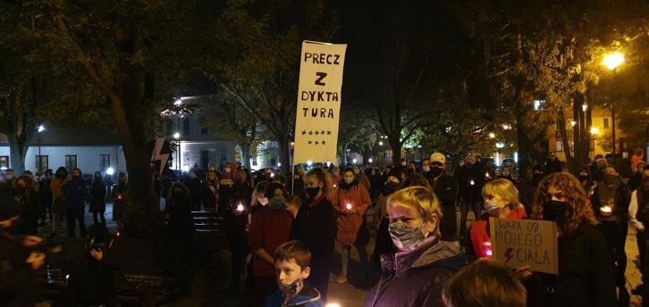 Krzeszowice - protest przed domem posła PiS Andrzeja Adamczyka