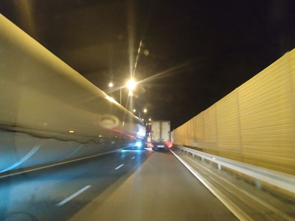 60-metrowe  ciężarówki jadą przez Małopolskę