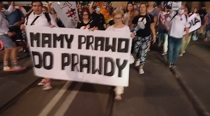 Protest pod siedzibą PiS przerodził się w marsz na Rynek Główny