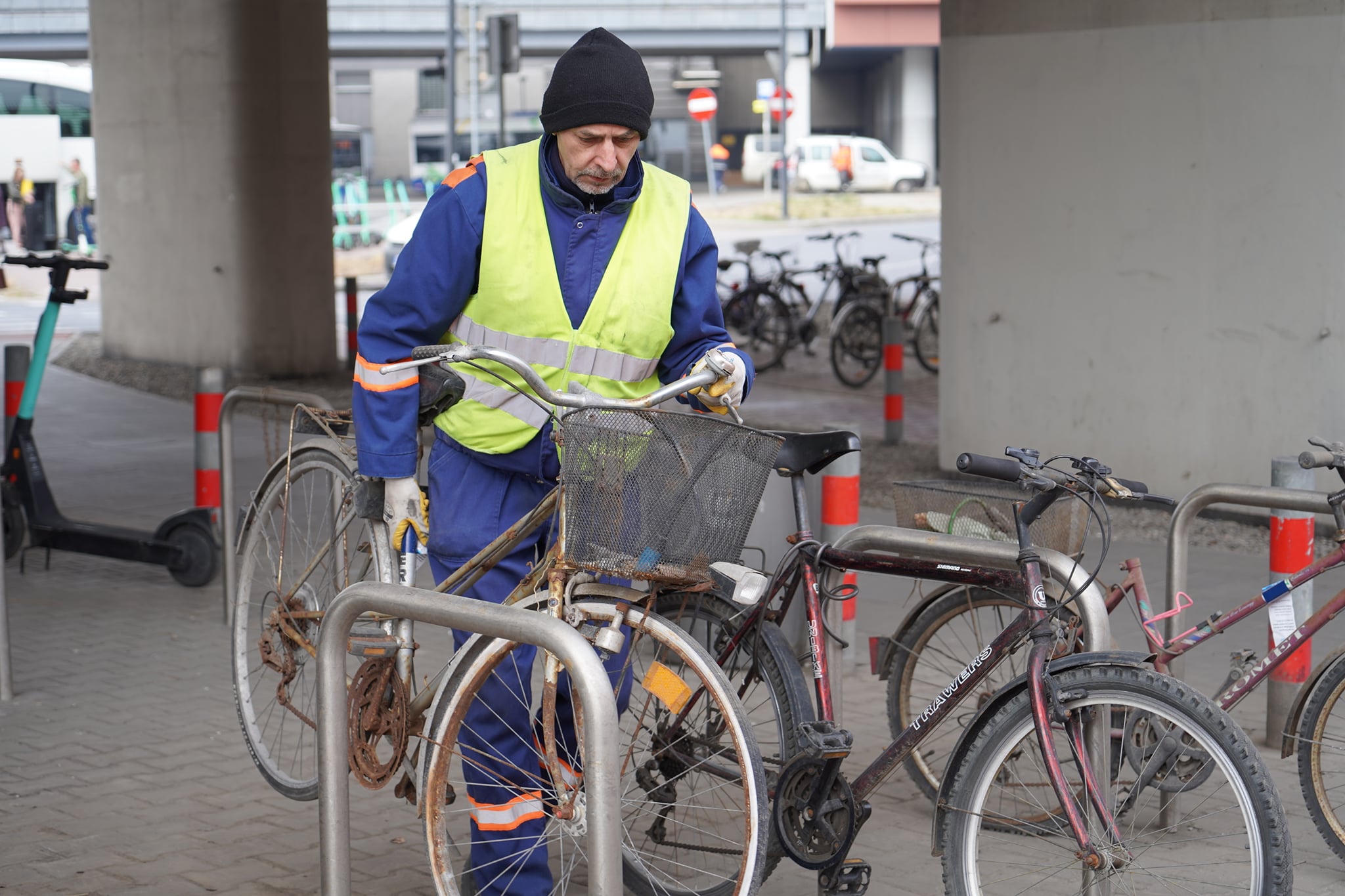 Rowerowe wraki znikają z ulic Krakowa