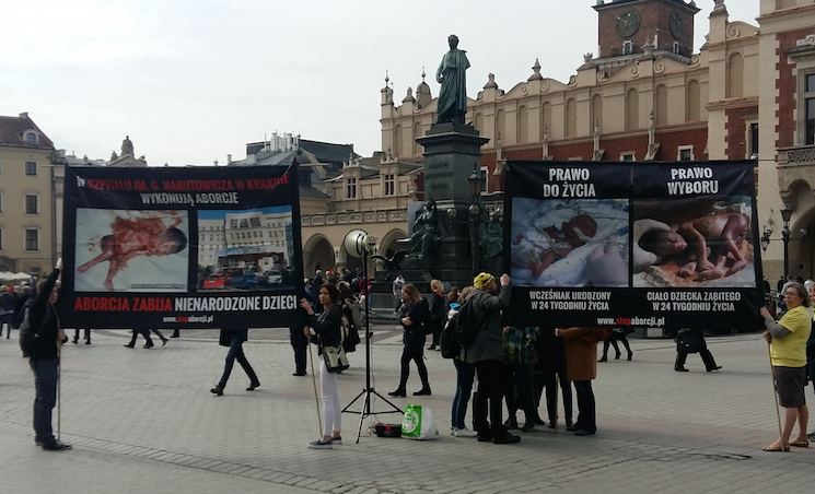 Czy w Krakowie będzie zakaz eksponowania plakatów z martwymi płodami? Radny: to będzie głosowanie sercem