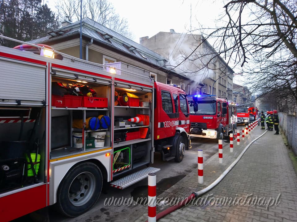 Akcja strażaków przy Bratysławskiej. Stara piekarnia stanęła w ogniu