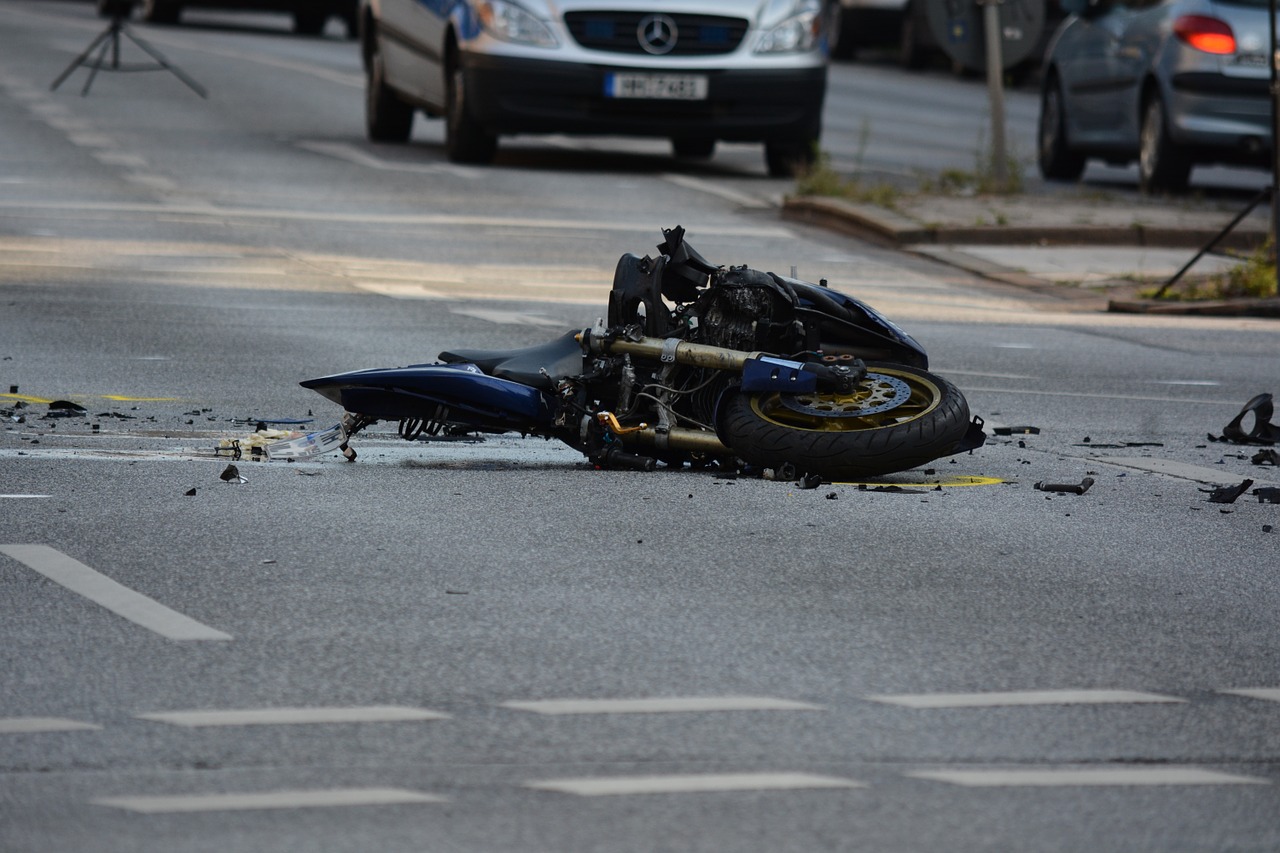 Wypadek śmiertelny. Motocyklista uderzył w sygnalizator świetlny, rogatkę kolejową i betonowe studzienki