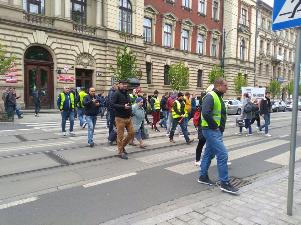 Taksówkarze chcieli wejść do Urzędu Marszałkowskiego! Sparaliżowali centrum, ogromne korki