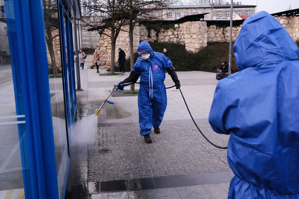 Koronawirus w Krakowie. MPO czyści miasto płynem dezynfekującym
