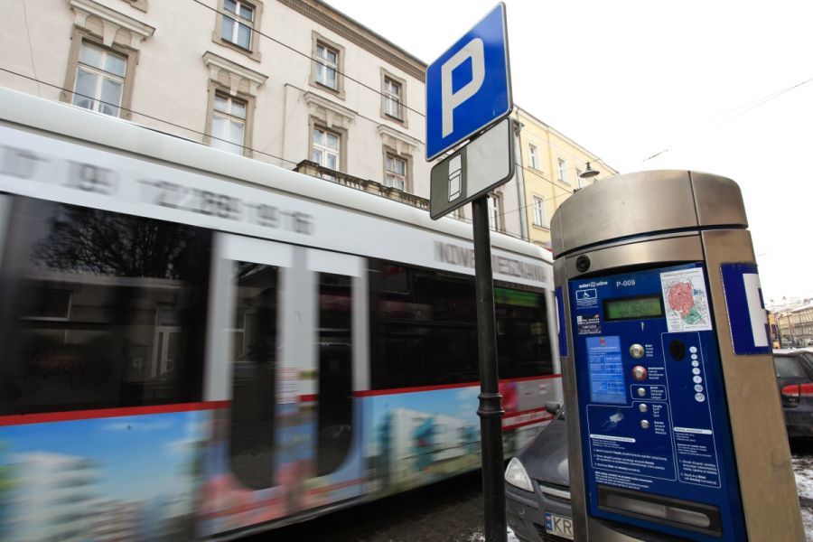 Nowe niebieskie „koperty” na ulicach Krakowa ułatwiły życie niepełnosprawnym kierowcom