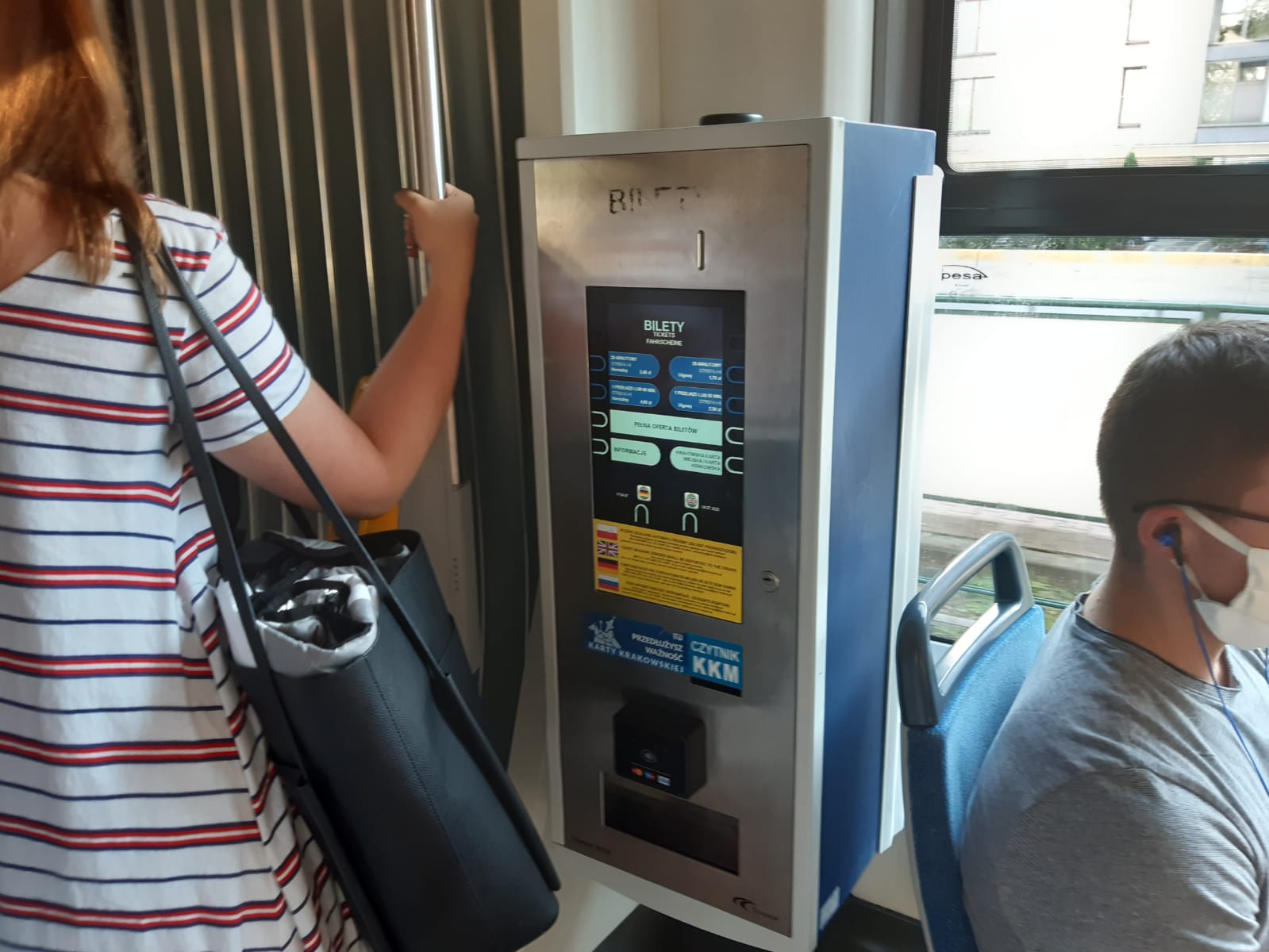 Z tramwajów i autobusów zaczynają znikać automaty biletowe na monety
