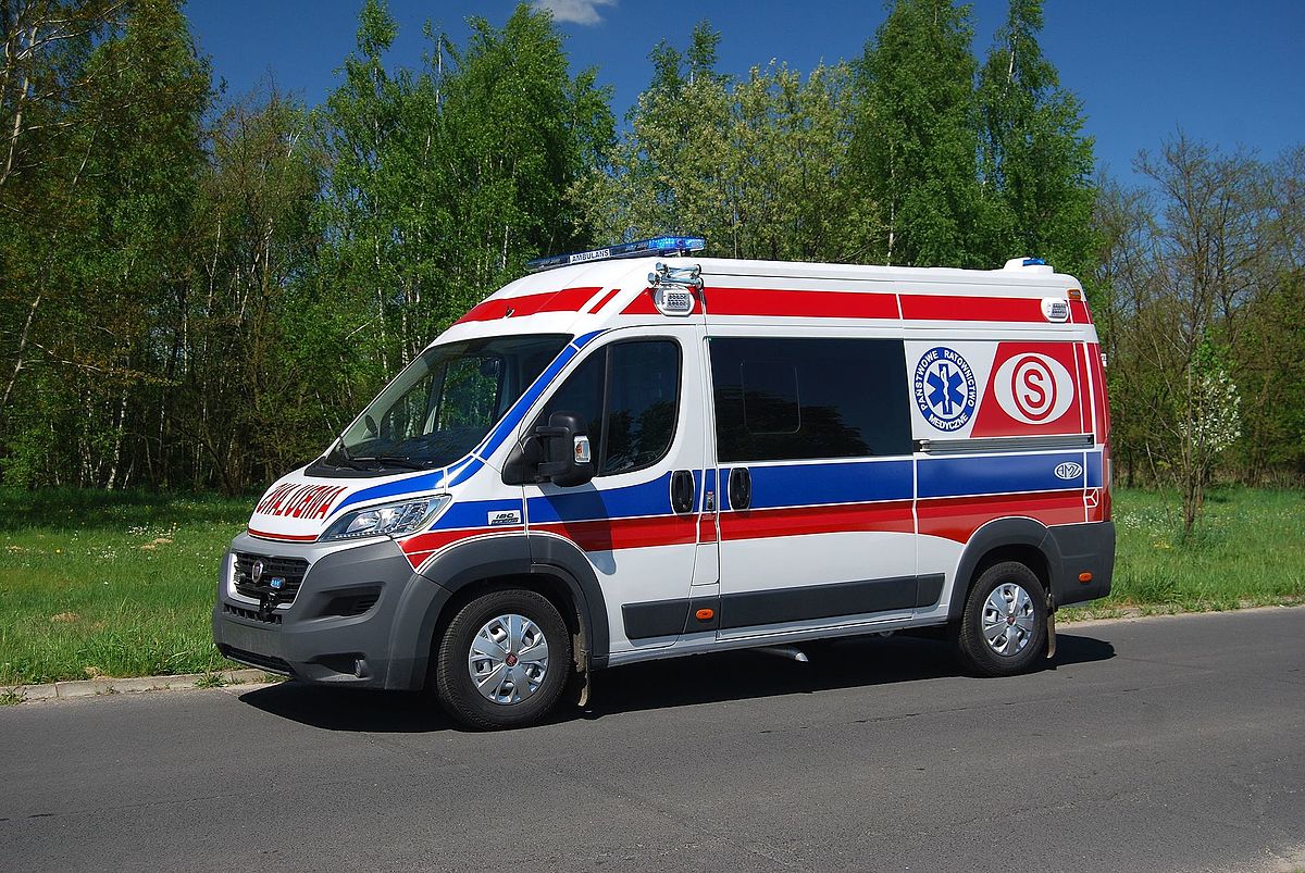 Atak na ratowników medycznych w Krakowie. Przyjechali pomóc, zostali pobici