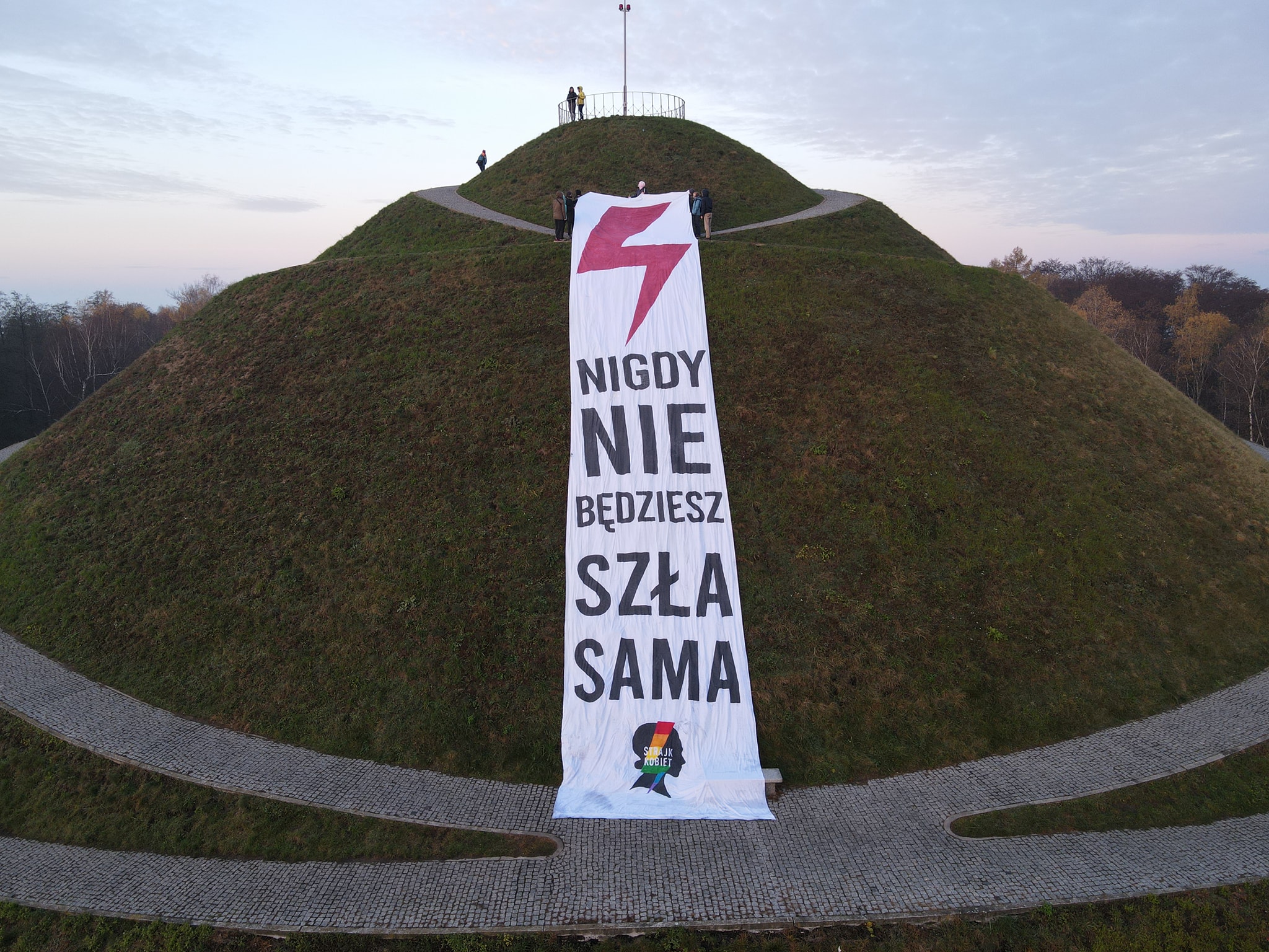 Błyskawica na kopcu Piłsudskiego. Strajk Kobiet rozwiesił swój transparent w kolejnym ważnym miejscu