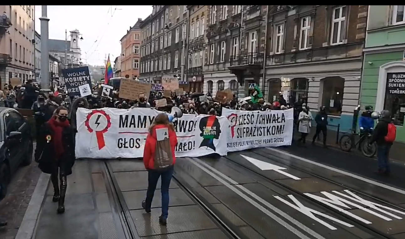„To jest wojna” – Strajk Kobiet na ulicach Krakowa. Okrzyki, transparenty, hasła