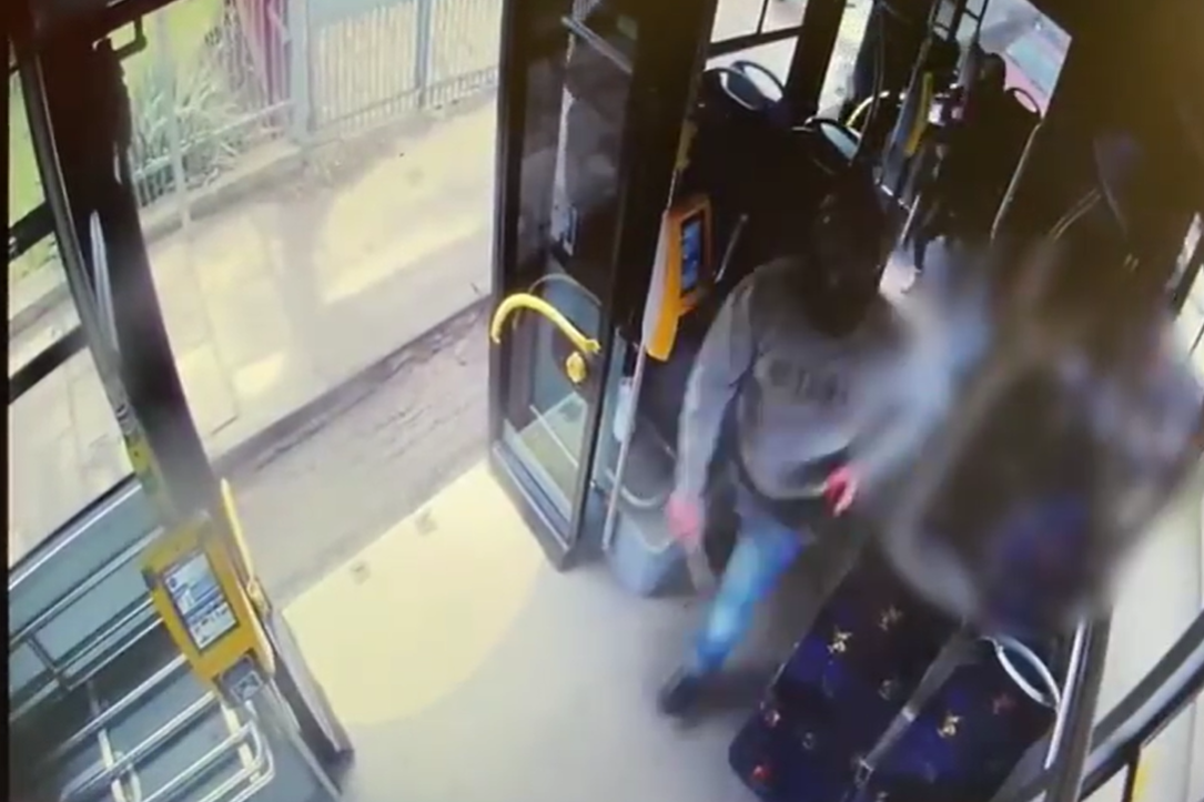 Jest nagranie z ataku nożownika w autobusie MPK [video]. Dzięki monitoringowi policja ujęła sprawcę