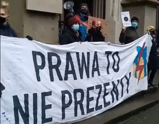 Niedzielny protest na ulicach Krakowa w rocznicę stanu wojennego [video]