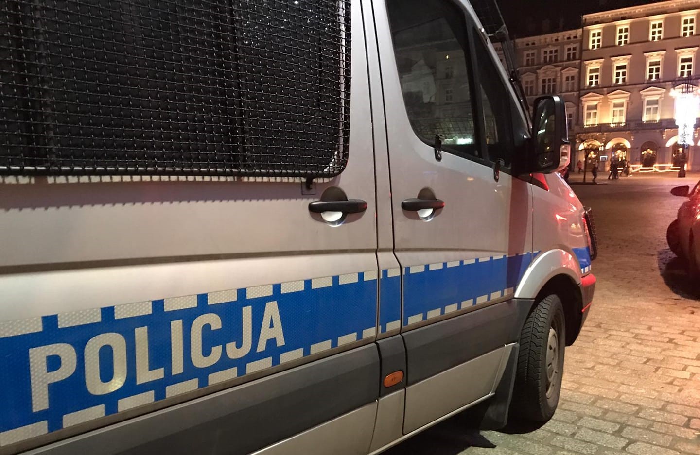 Atak na tle rasistowskim w Krakowie. Policjanci poszukują napastnika i apelują o pomoc