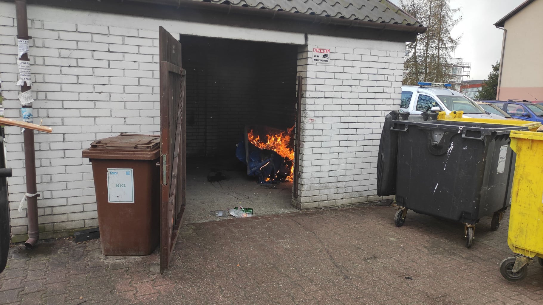 W Krakowie zapaliły się kontenery ze śmieciami. Interweniowała straż miejska