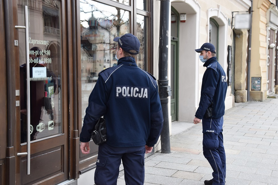Policja na tropie otwartych siłowni, restauracji i osób uciekających z kwarantanny. Są wyniki kontroli w Krakowie