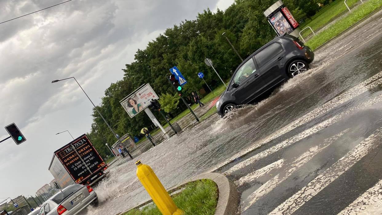 Mocne opady w Krakowie. Kierowcy nie mają dziś łatwego życia