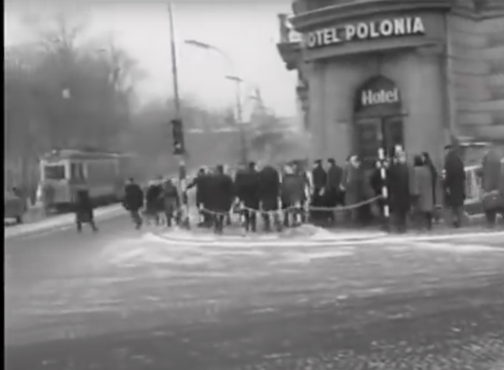 Ale znalezisko! Kraków z lat 60. na nagraniu niemieckich turystów robi wrażenie (film)