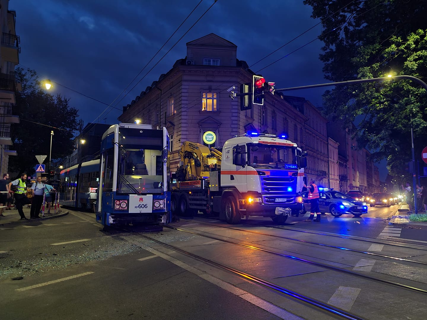 Groźny wypadek w Krakowie! Autobus zderzył się z tramwajem
