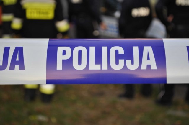 Policja ukarała kobietę za słuchanie kontrowersyjnej piosenki pod siedzibą PiS w Krakowie