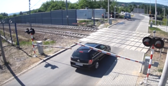 Na tym przejeździe kolejowym kierowcy nagminnie wjeżdżają pod zamykające się szlabany [video]