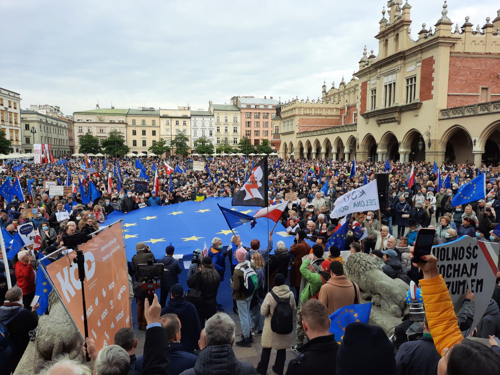 Manifestacja „My zostajemy, rząd wychodzi” – tłumy na Rynku Głównym w Krakowie [zdjęcia]
