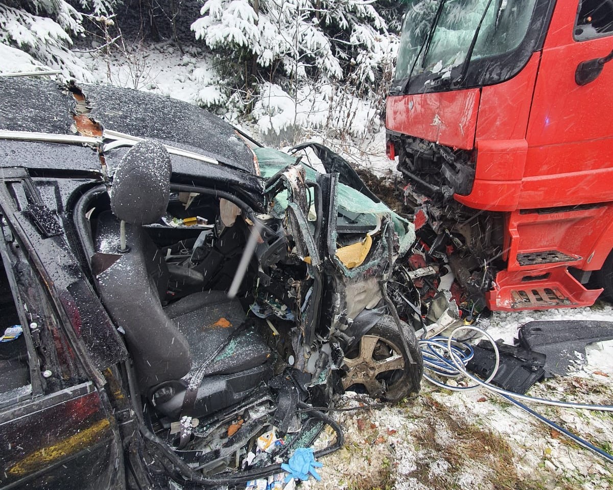 Trudne warunki na drogach w Małopolsce powodem licznych wypadków. Jeden był tragiczny w skutkach