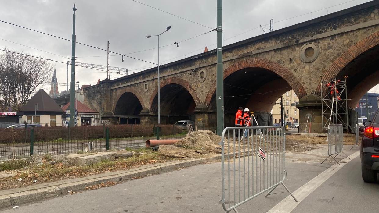 Ruszyła rozbiórka wiaduktu kolejowego nad ulicą Grzegórzecką