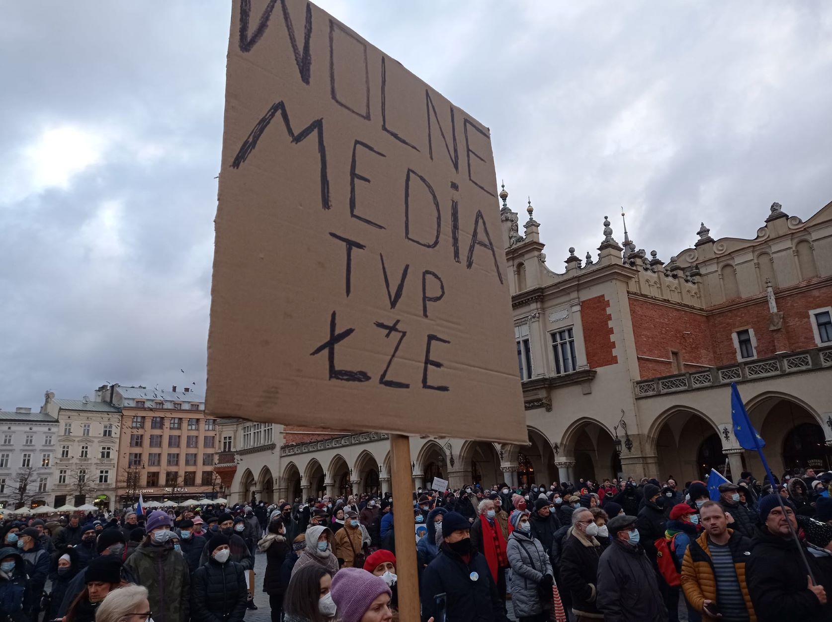 Tłumy na Rynku Głównym w Krakowie w obronie wolnych mediów