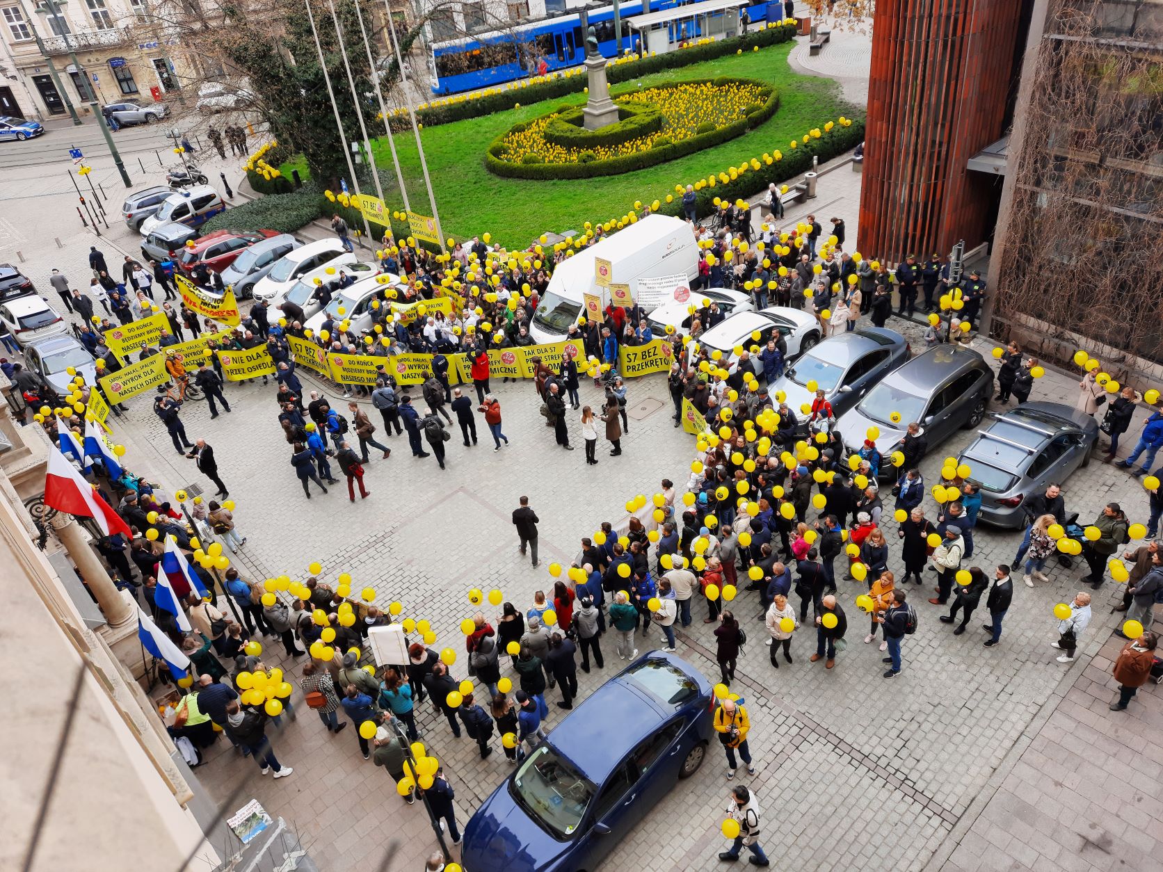 Manifestacja przed magistratem przeciwko drodze ekspresowej S7 Kraków – Myślenice