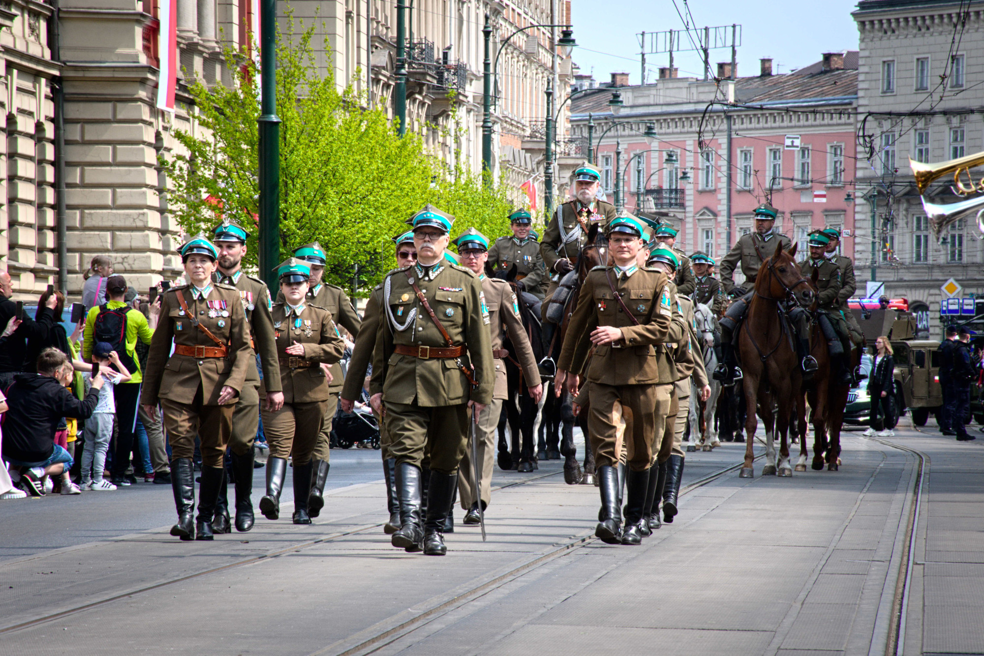 Kraków. Zakończyła się uroczysta defilada z okazji 3 Maja.  Wśród pojazdów…motorówka