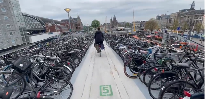 W Krakowie przybywa rowerzystów, ale do Amsterdamu nam jeszcze daleko