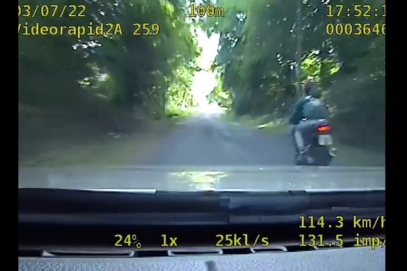 Pościg krakowskich policjantów za motocyklistą, który nie zatrzymał się do kontroli [video]