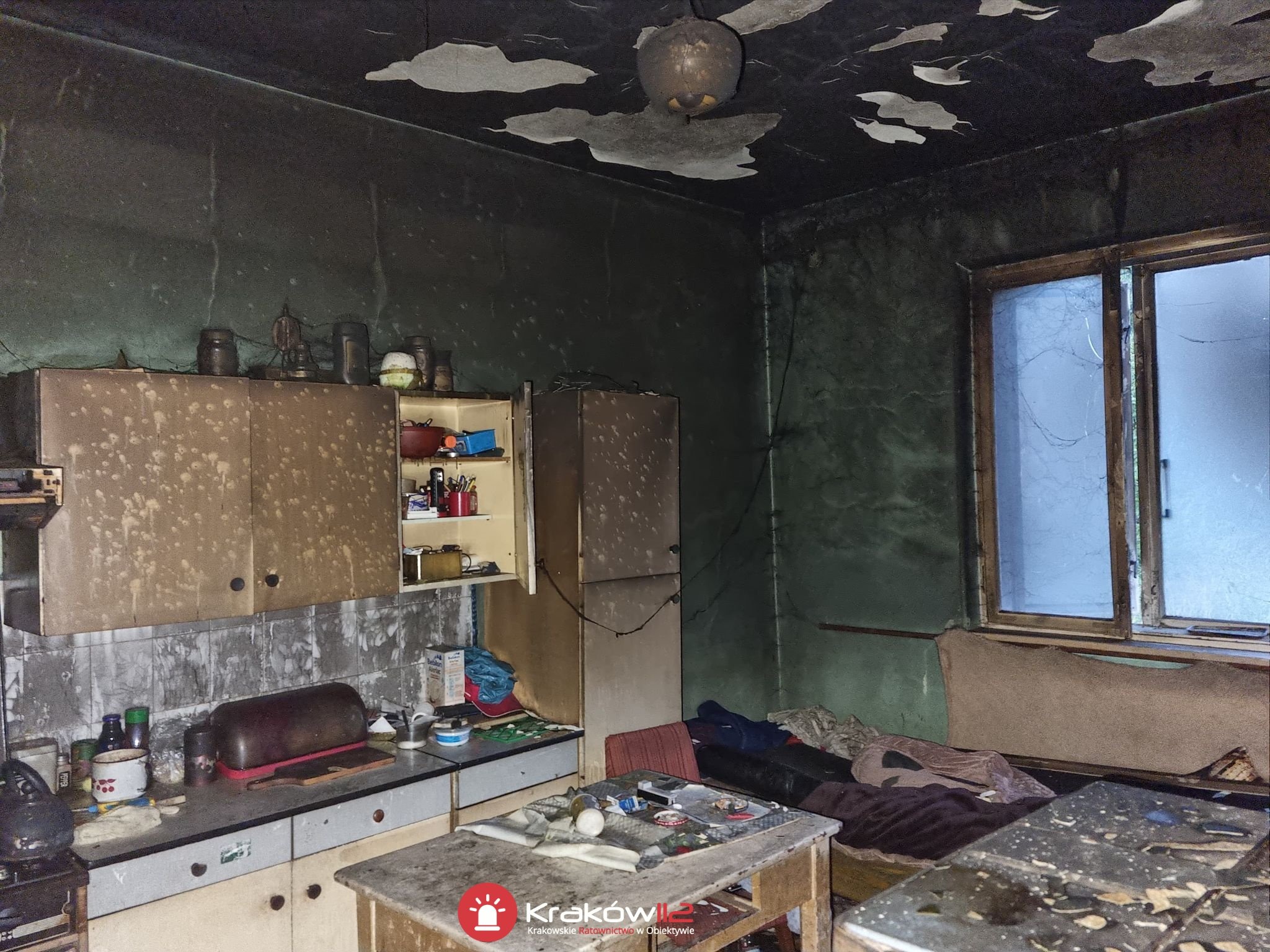 Trzy osoby poszkodowane w pożarze domu. Z ogniem walczyło kilka jednostek strażackich