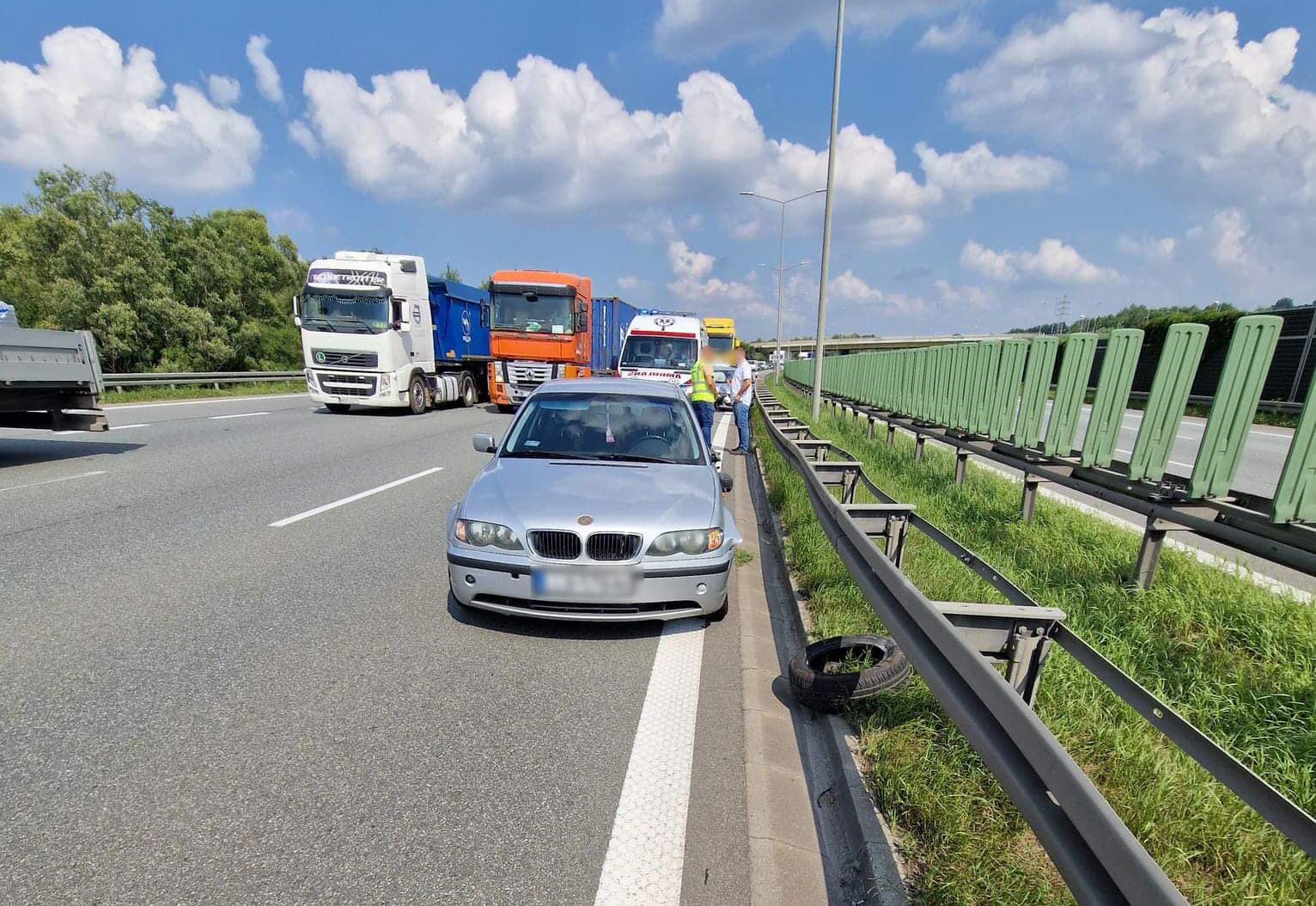 Zderzenie trzech samochodów osobowych na autostradzie A4 przy zjeździe do Łagiewnik