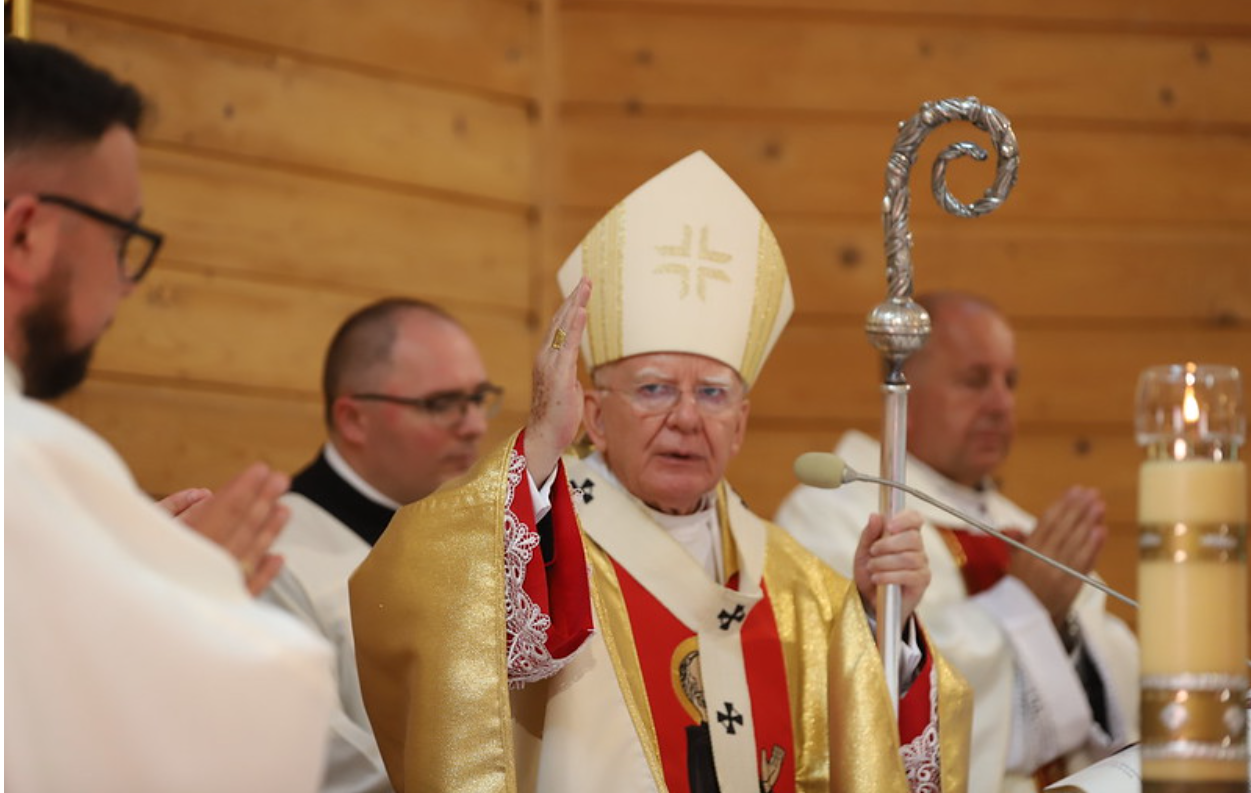 Arcybiskup Marek Jędraszewski wprowadził nowy podatek. Tak tłumaczy to rzecznik kurii