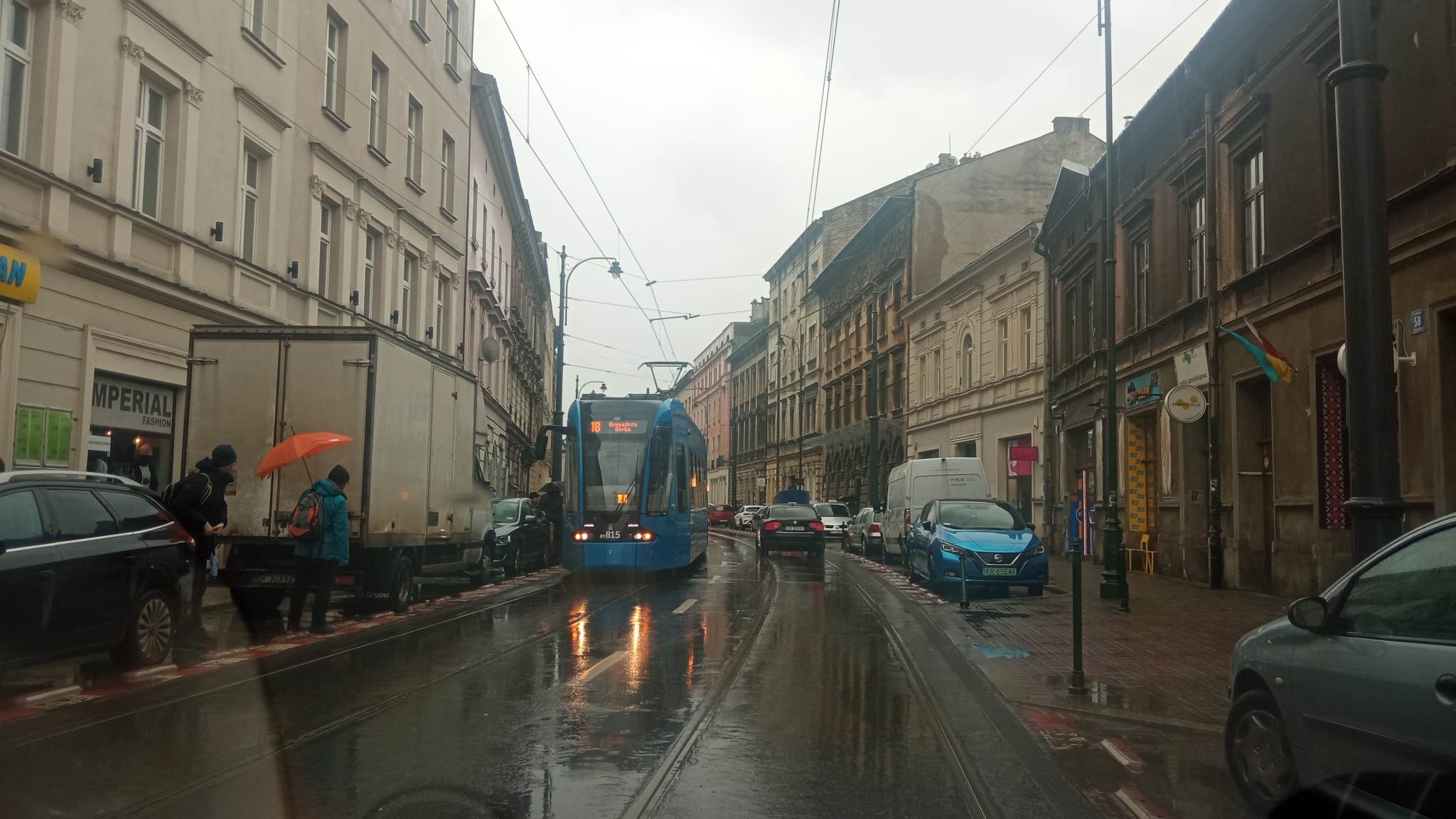 Zmiana organizacji ruchu na Długiej ma zakończyć blokowanie tramwajów przez źle zaparkowane samochody
