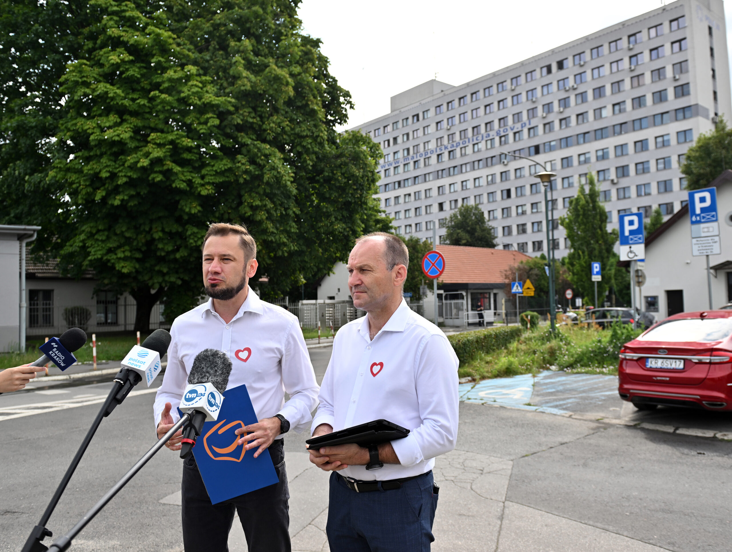 Poseł Miszalski przed siedzibą małopolskiej policji: „Tak działa represyjne państwo policyjne”
