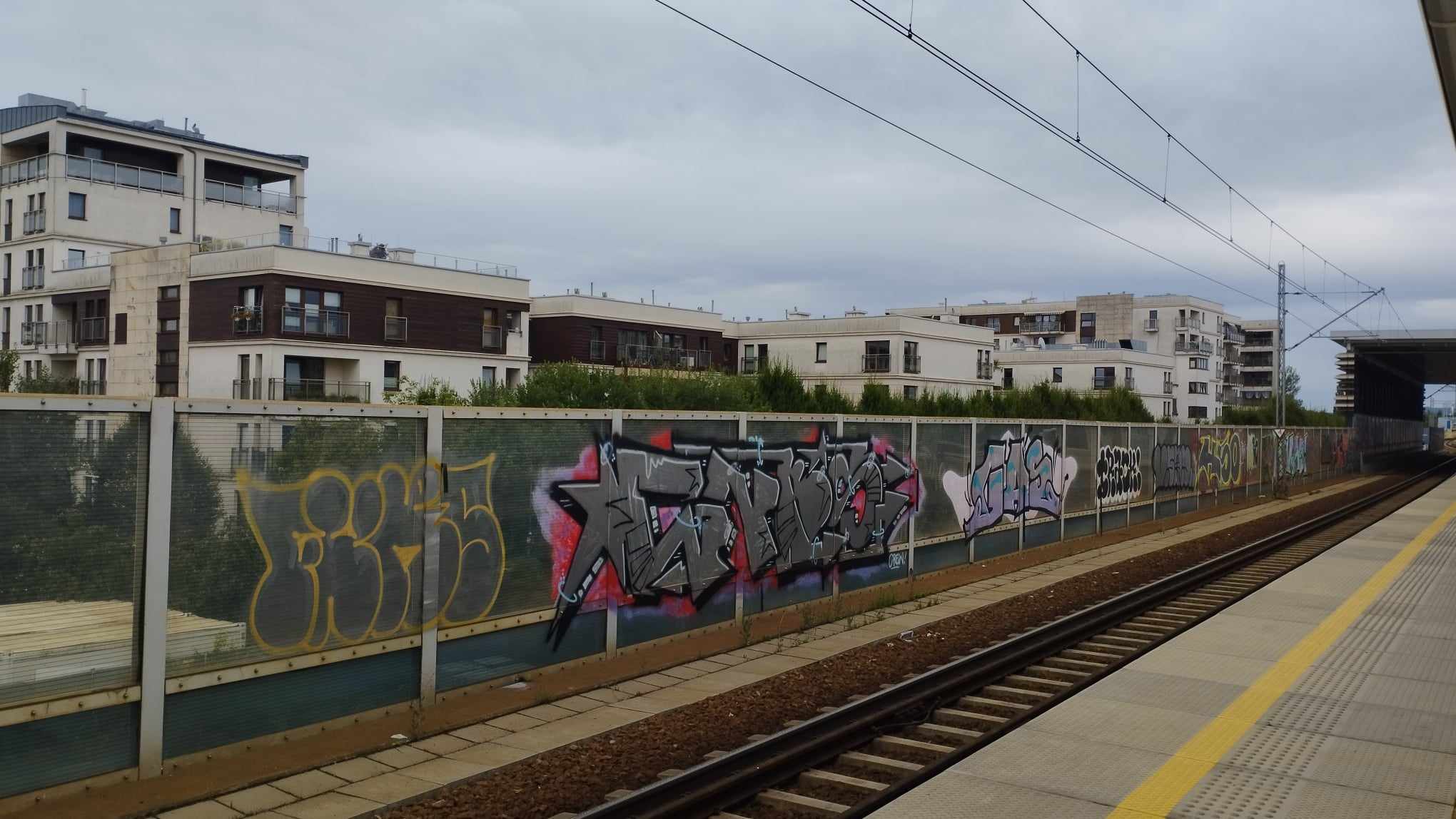 PKP obiecuję usunąć graffiti z przystanku Kraków Zabłocie. „W ciągu kilku tygodni”