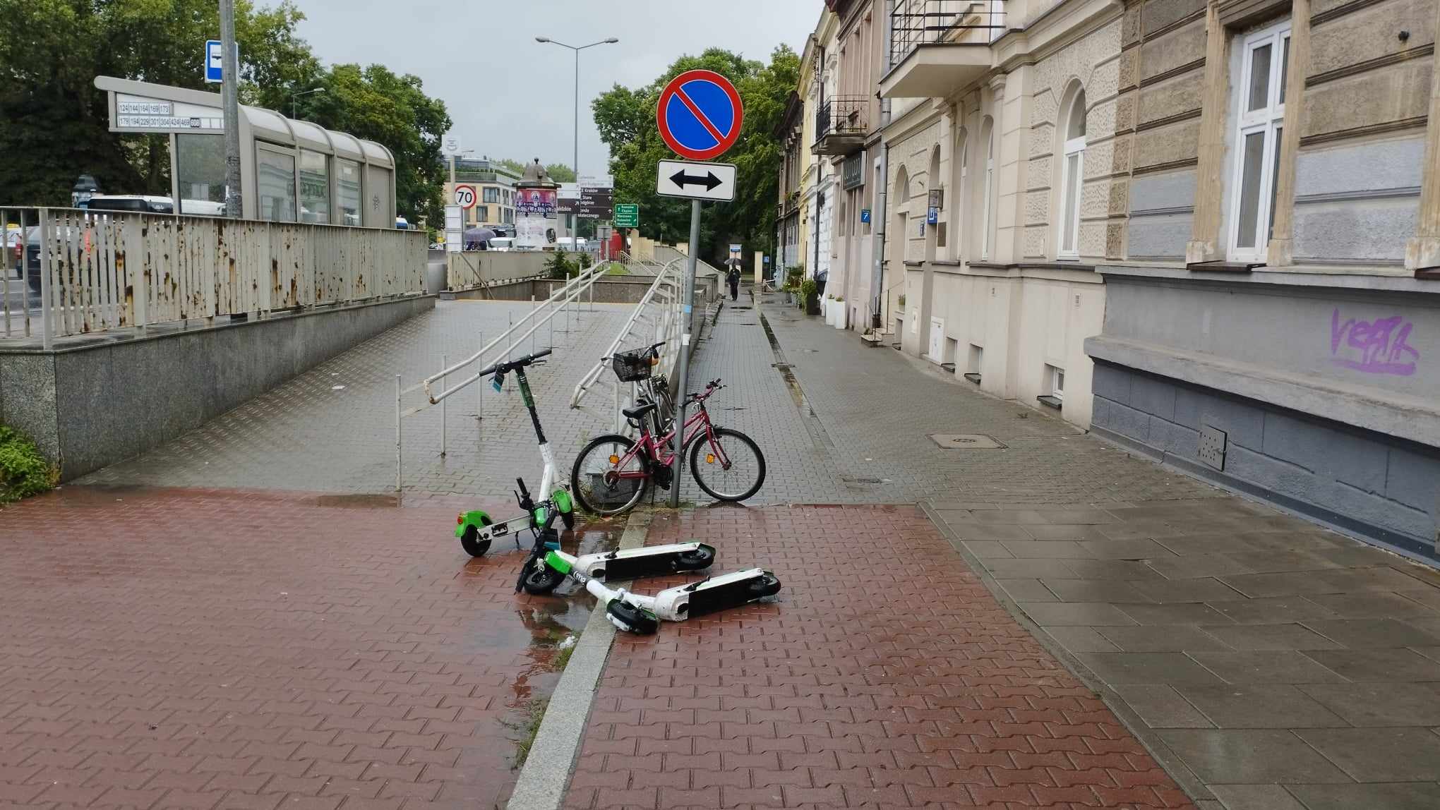 Czy Kraków poradzi sobie z problemem porzuconych hulajnóg?
