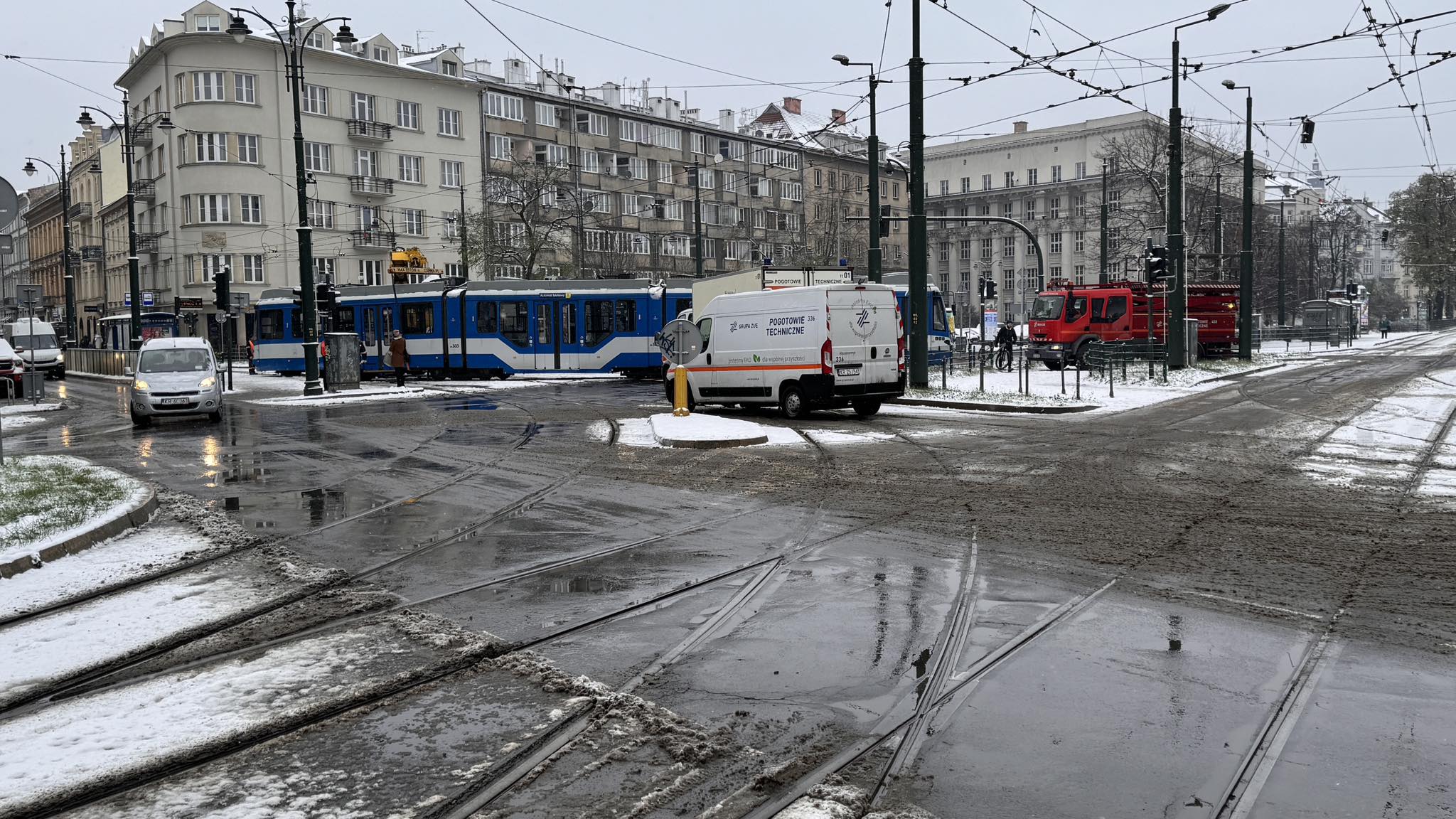 Wykolejanie tramwaju w centrum Krakowa. Na miejscu pracuje ciężki sprzęt (ZDJĘCIA)