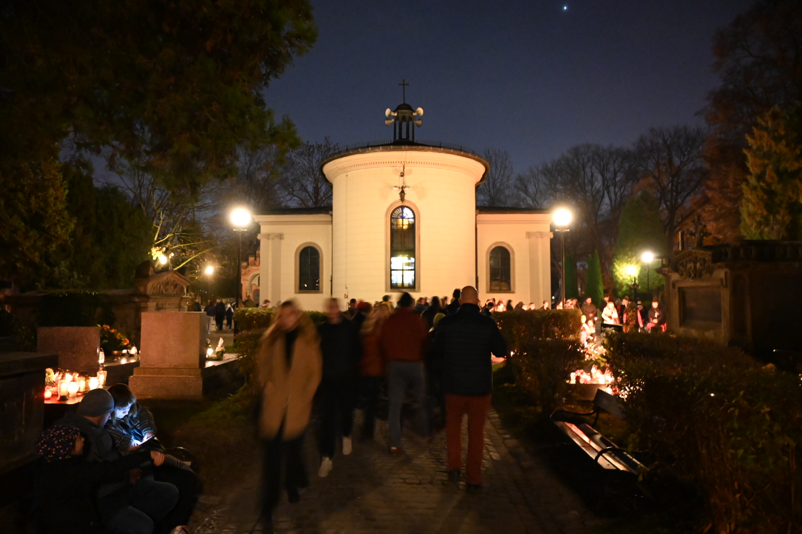 Kraków w zadumie… Rakowice w świetle zniczy (ZDJĘCIA)