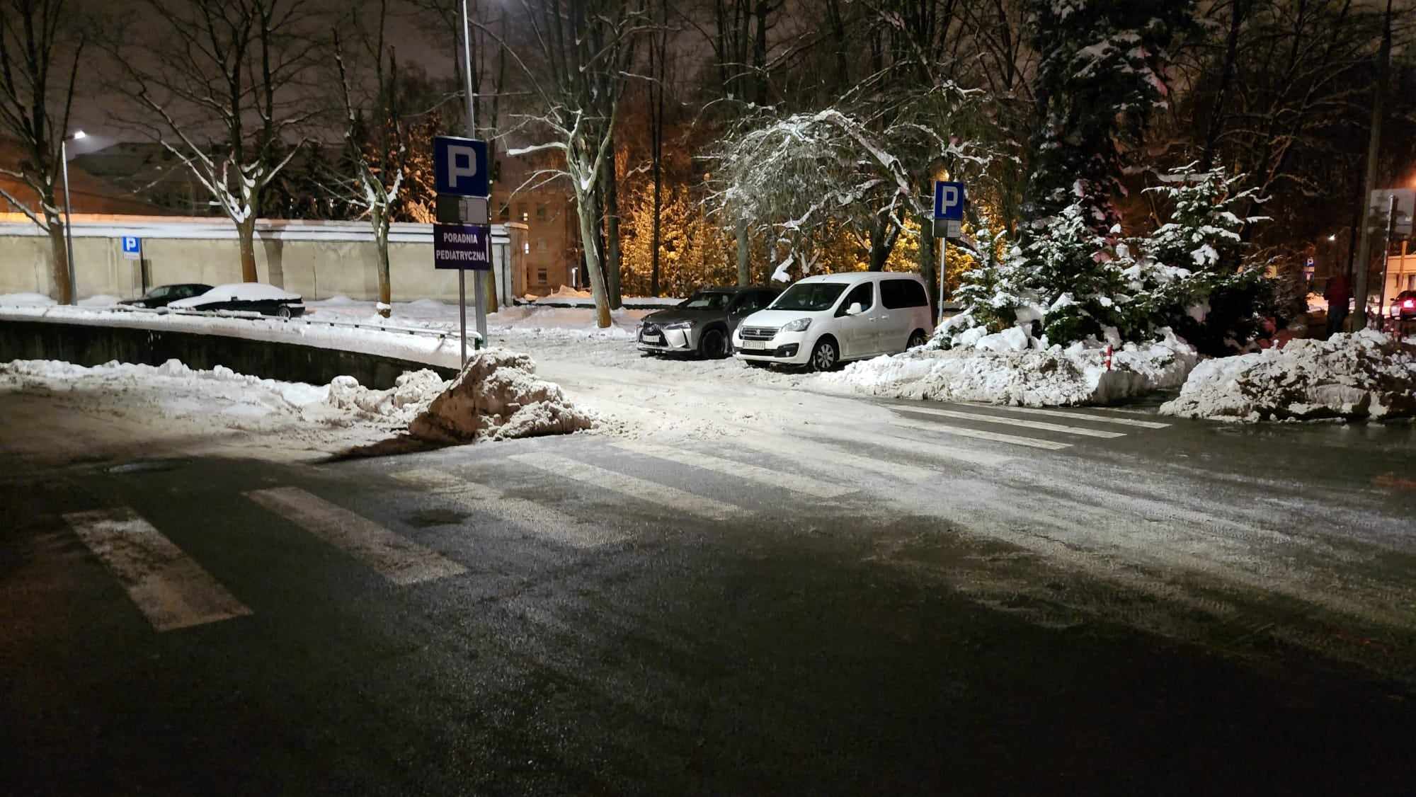 Jak radzą sobie krakowskie szpitale ze śniegiem? Jedne lepiej, inne zdecydowanie gorzej (ZDJĘCIA)